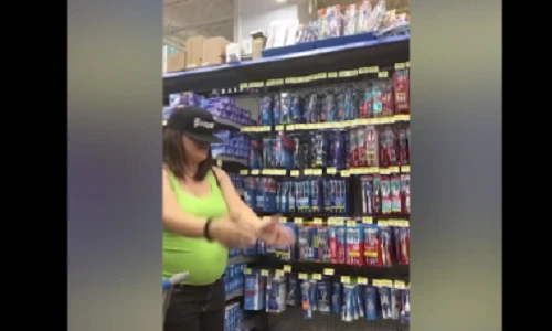 Video: Cô gái bị "gấu" biến thành trò cười trong siêu thị