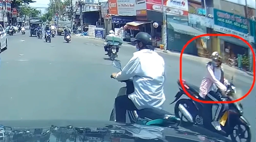 Video: Vượt đèn đỏ làm 2 người đi xe máy ngã sấp mặt, nữ 'ninja' lạnh lùng bỏ đi