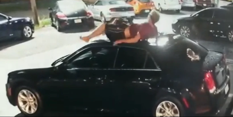 Video: Rơi xuống nóc ôtô từ độ cao 6 m, người đàn ông như chưa hề có gì xảy ra