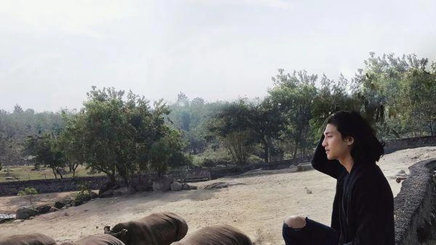 Nam thần khiến MXH dậy sóng vì combo "tóc dài, hình xăm, 6 múi và yêu động vật"