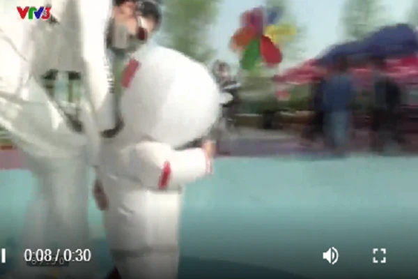 Video: Ông bố thiết kế bộ đồ 'phi hành gia' chống dịch cho con trai