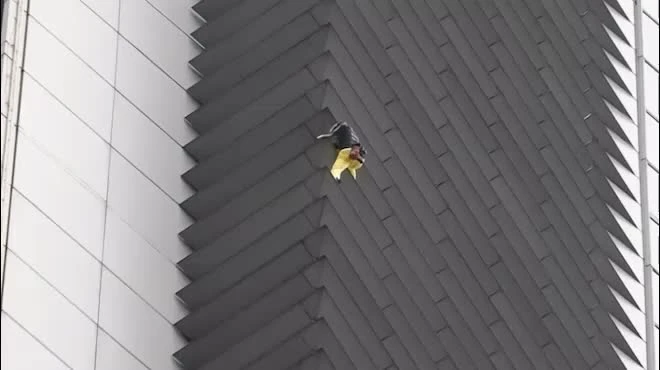 Video: Hãi hùng "người nhện" tay không leo tòa nhà 43 tầng