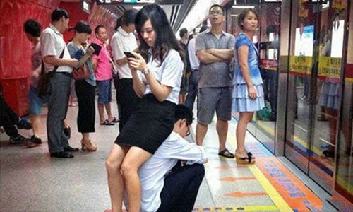 Bắt gặp hành động khó đỡ ở nơi công cộng