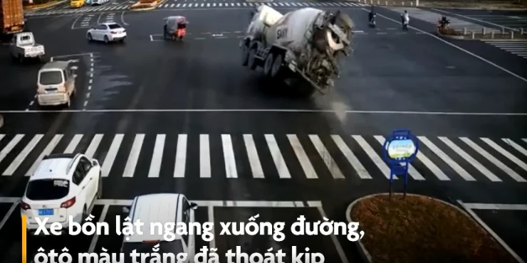 Video: Ô tô lộn nhiều vòng rồi văng ra khỏi cầu