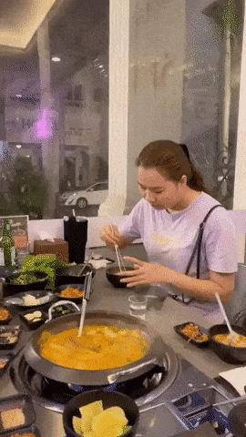 Ngoc Trinh tranh an voi tro ly Thuy Kieu va cai ket