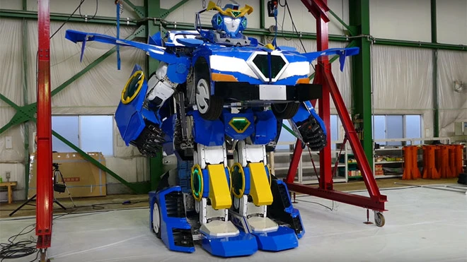 Video: Xe biến hình thành robot cao gần 4 m như trong phim Transformers