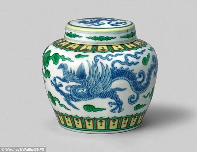 Mua chiếc bình 300.000 đồng về bỏ xó, bất ngờ 30 tỷ "rơi vào đầu"