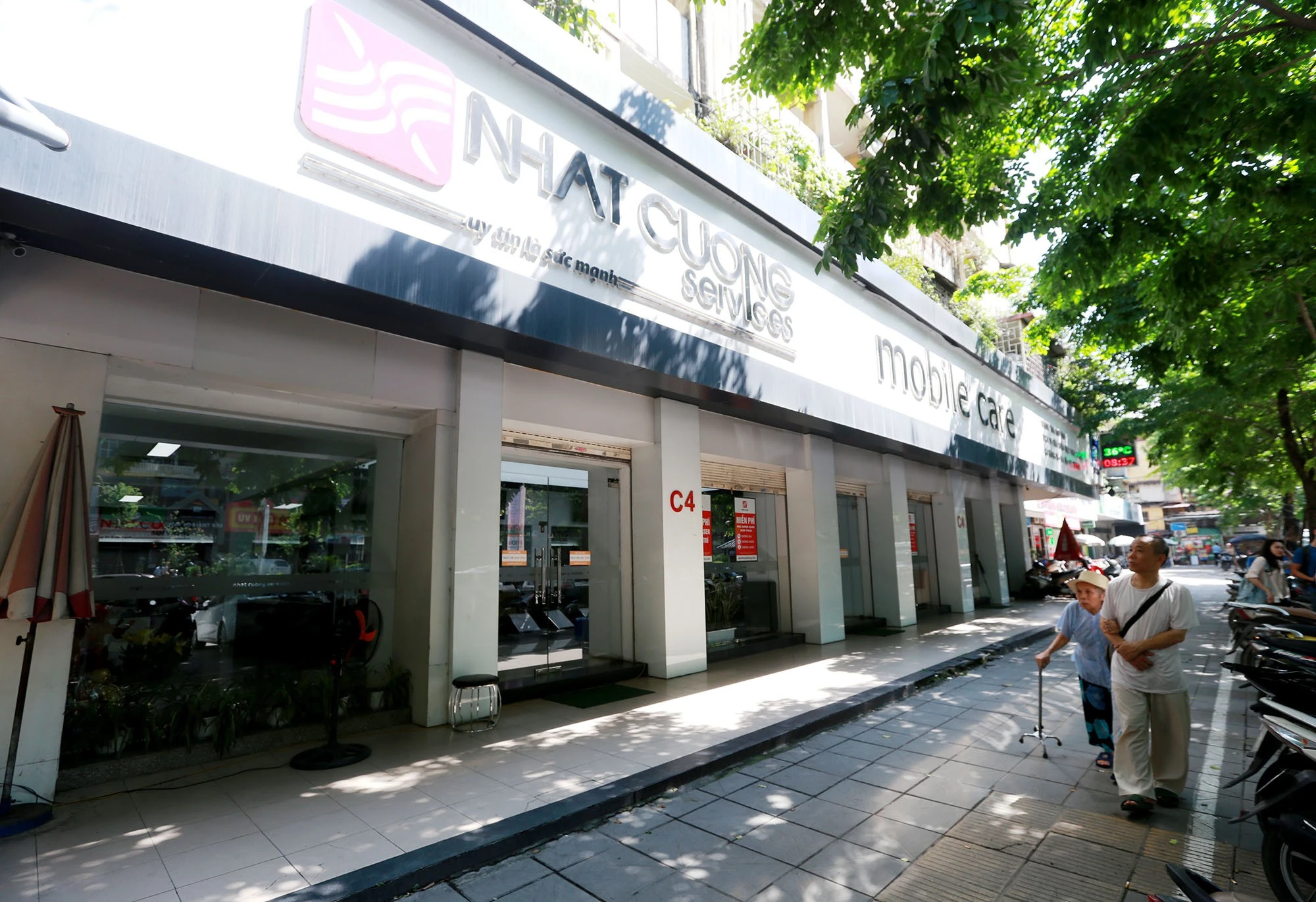 Video: Nhật Cường Mobile vẫn đón khách sau khi ông chủ bị khởi tố