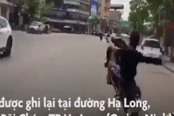 Video: 'Quái xế' bốc đầu xe máy tại khu du lịch Hạ Long