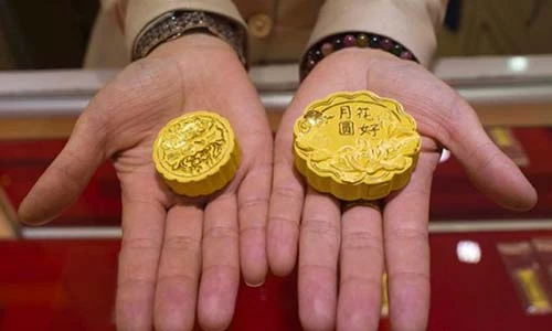 Sửng sốt trước những chiếc bánh trung thu bằng vàng ròng