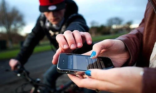 Video: Vừa đi đường vừa dùng điện thoại và cái kết đau đớn