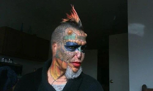 Video: Người chuyển giới xăm mình, nhuộm màu mắt để hóa “Quý cô rồng“