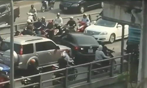 Video: Ô tô ngang nhiên quay đầu trên cầu vượt Hà Nội vào giờ tan tầm