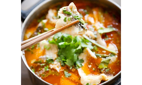 Canh cá nấu chua cay nồng, ngọt thanh đổi vị bữa cơm chiều