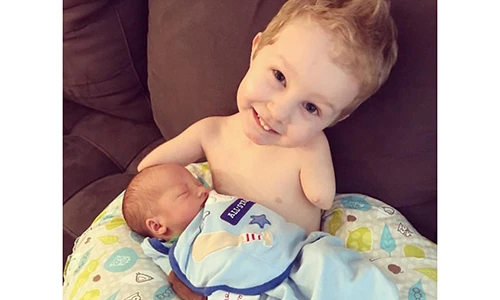 Khoảnh khắc anh trai tật nguyền cố gắng dỗ em ngưng khóc