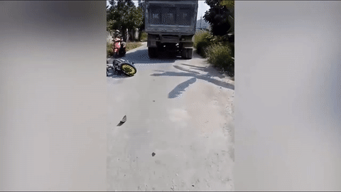 Video: Va chạm với xe ben 2 thanh niên đi dự đám cưới chết thảm