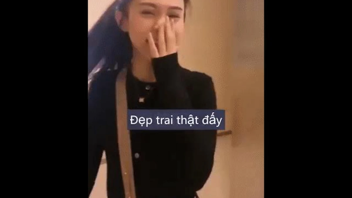 Video: Vẻ mặt "khớp lệnh" của gái ế khi bắt gặp trai đẹp trong thang máy