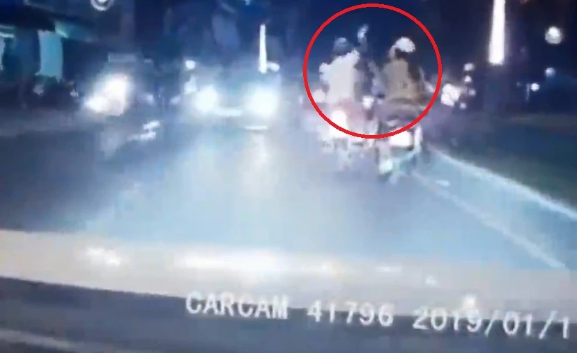 Video: Lướt điện thoại khi chạy xe máy, cô gái bị cướp giật phăng