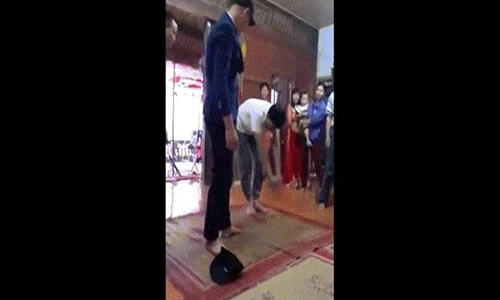 Phì cười clip chú rể toát mồ hôi vái lạy để rước dâu