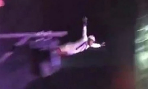 Video: Tai nạn kinh hoàng trong màn xiếc dùng người làm... đạn súng thần công