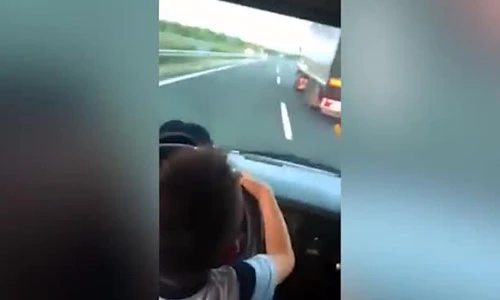 Video: Bố để con 7 tuổi lái xe chạy 120km/h, vượt xe tải trên cao tốc