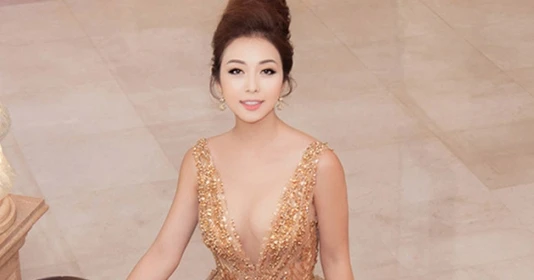 Đỏ mặt với váy xuyên thấu toàn chỗ hiểm của mỹ nhân Việt