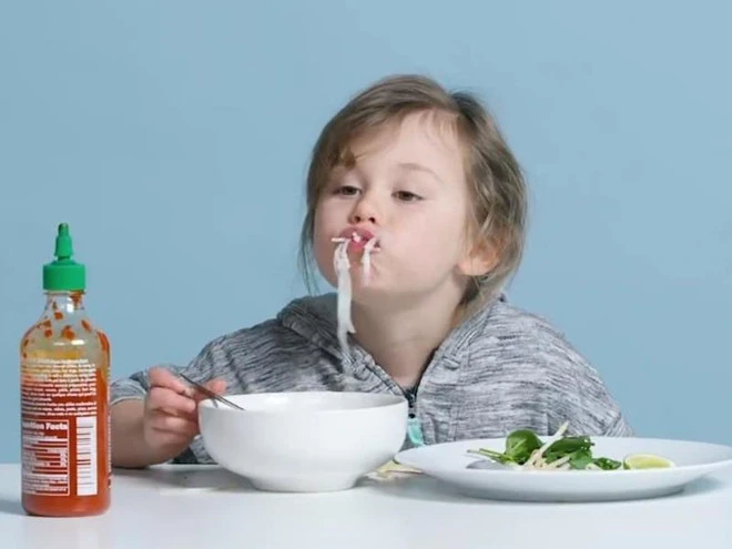 Video: Trẻ em Mỹ hốt hoảng khi ngửi bánh pía sầu riêng, thích mê phở Việt