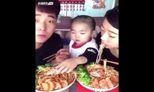 Video: Mẹ cứ việc ăn... ai động vào phần mẹ để con lo