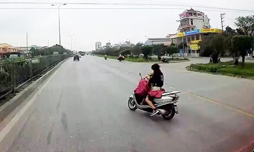 Video: Ninja Lead vừa chở con nhỏ vừa cởi áo mưa khiến tài xế đứng tim