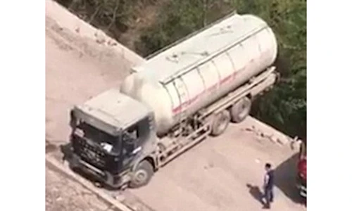 Video: Thót tim xem tài xế điều khiển xe nặng vài tấn quay đầu sát mép vực