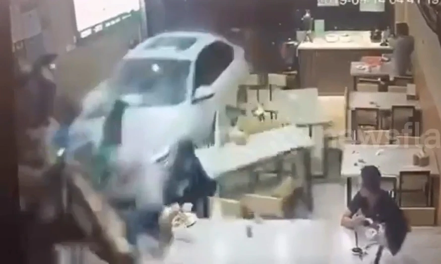 Video: Kinh hoàng khoảnh khắc lái xe say rượu đâm thẳng vào nhà hàng