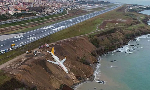 Khoảnh khắc máy bay chở 160 người trượt xuống vách đá, khách la hét