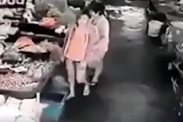 Video: Phản ứng chuẩn chỉnh của thiếu nữ bị sàm sỡ vòng 3