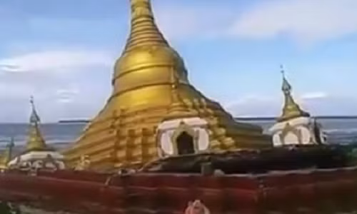 Lũ "nuốt chửng" một ngôi chùa bằng vàng ở Myanmar