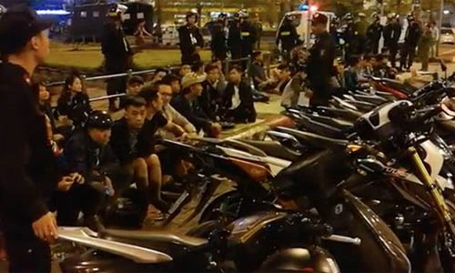 Video: Tụ tập trà đá giữa ngã tư Hà Nội, gần 50 thanh niên bị "hốt" về đồn