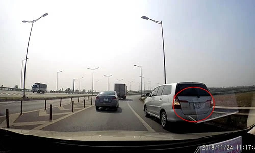 Video: Ô tô 7 chỗ bất chấp chạy lùi trên cao tốc Hà Nội - Thái Nguyên