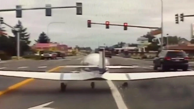 Video: Máy bay hạ cánh xuống đường cao tốc giờ cao điểm