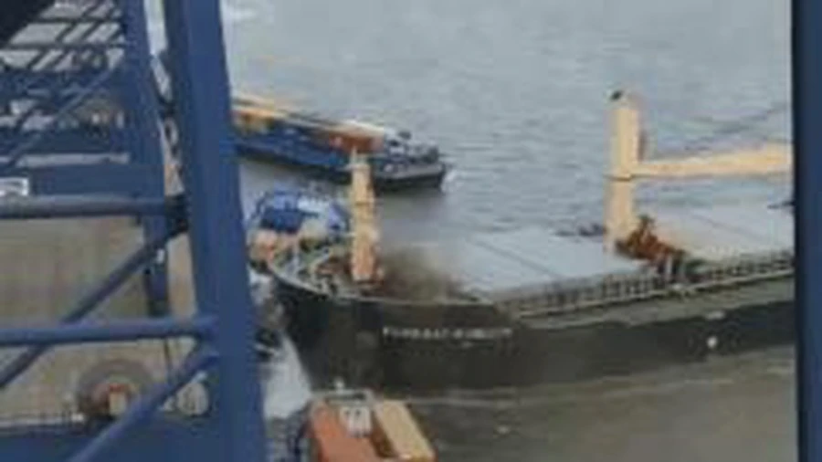 Video: Khoảnh khắc tàu thủy 57.000 tấn húc vỡ cầu cảng tại Vũng Tàu