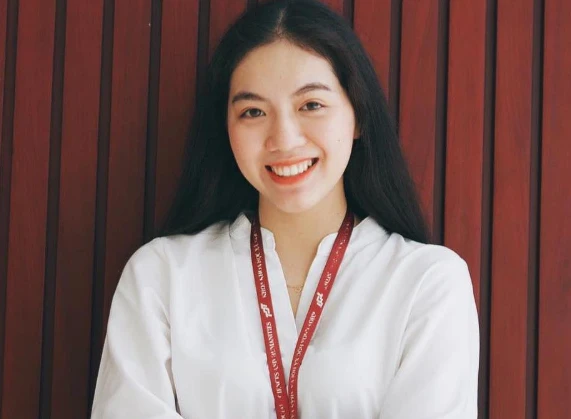 Hoa khôi ĐH Tôn Đức Thắng nổi bật với chiều cao 1,72 m