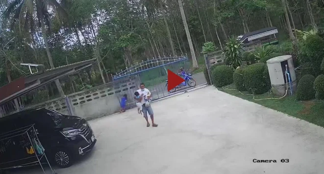 Video: Cảnh bé gái 3 tuổi bị cánh cửa sắt đổ ập lên người