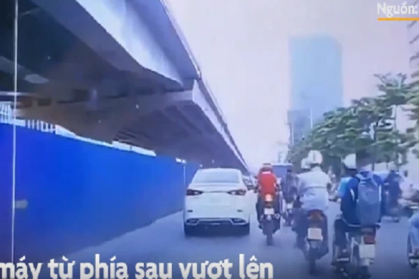 Video: Tạt đầu xe cùng chiều, xe máy gây tai nạn liên hoàn
