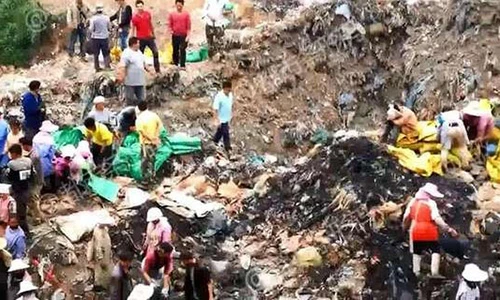 Video: Hàng trăm dân TQ đào trộm thịt tiêu hủy sát biên giới VN