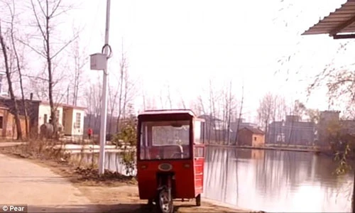 Trung Quốc: Bà mải chơi, cháu 2 tuổi lái xe lao xuống ao