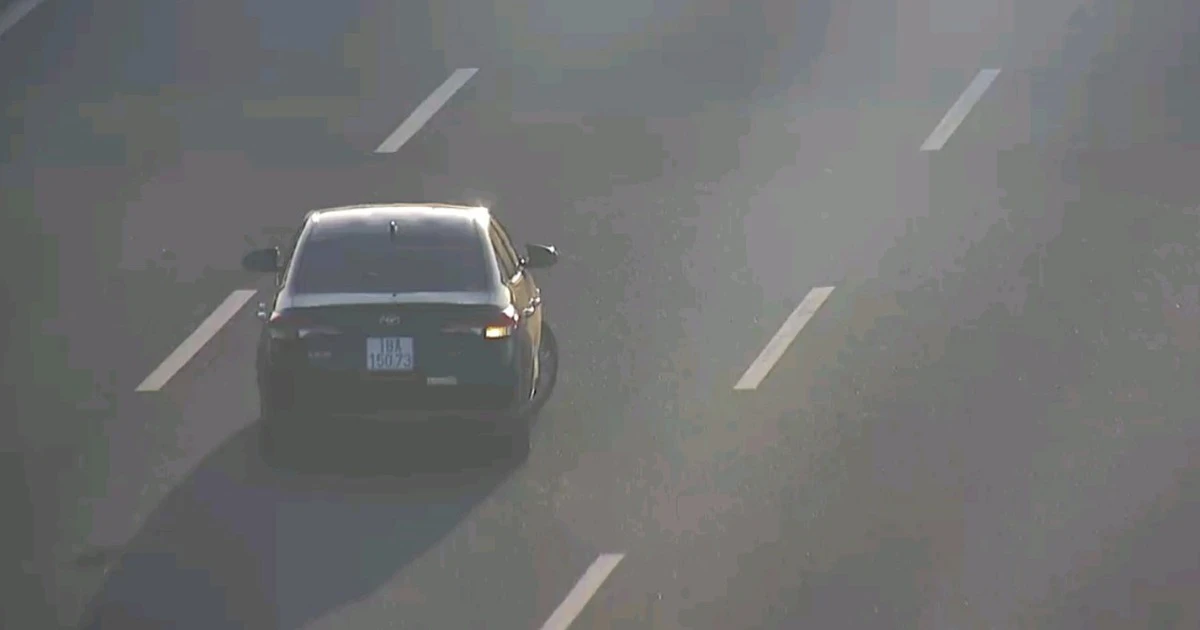 Video: Phẫn nộ ô tô con đi lùi trên cao tốc suýt gây tai nạn thảm khốc