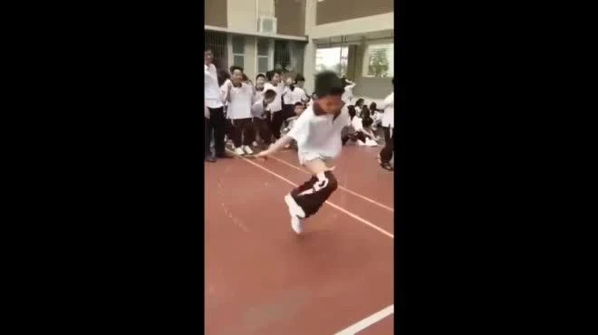 Video: Dù có tụt quần cũng không thể để trượt môn thể dục