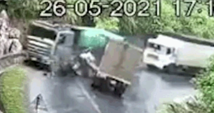 Video: Xe tải vào cua ẩu, đâm trực diện xe ben ở Yên Bái