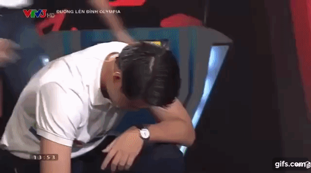 Thi sinh Olympia nga khuy xuong san khau, bat khoc nuc no vi thua cuoc-Hinh-2