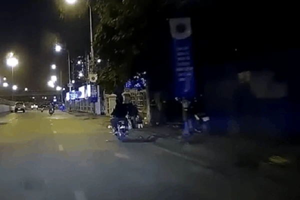 Video:Thanh niên giật phăng 2 ổ bánh mỳ của người bán hàng ven đường 