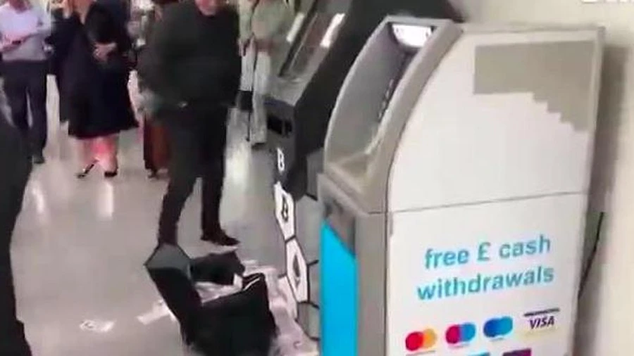 Video: Cây rút tiền Bitcoin bị lỗi tự động phun tiền ra ồ ạt