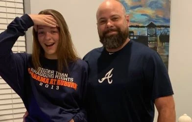 Video: Nản vì con gái mặc quần bò quá ngắn, bố cắt luôn quần dài đọ dáng